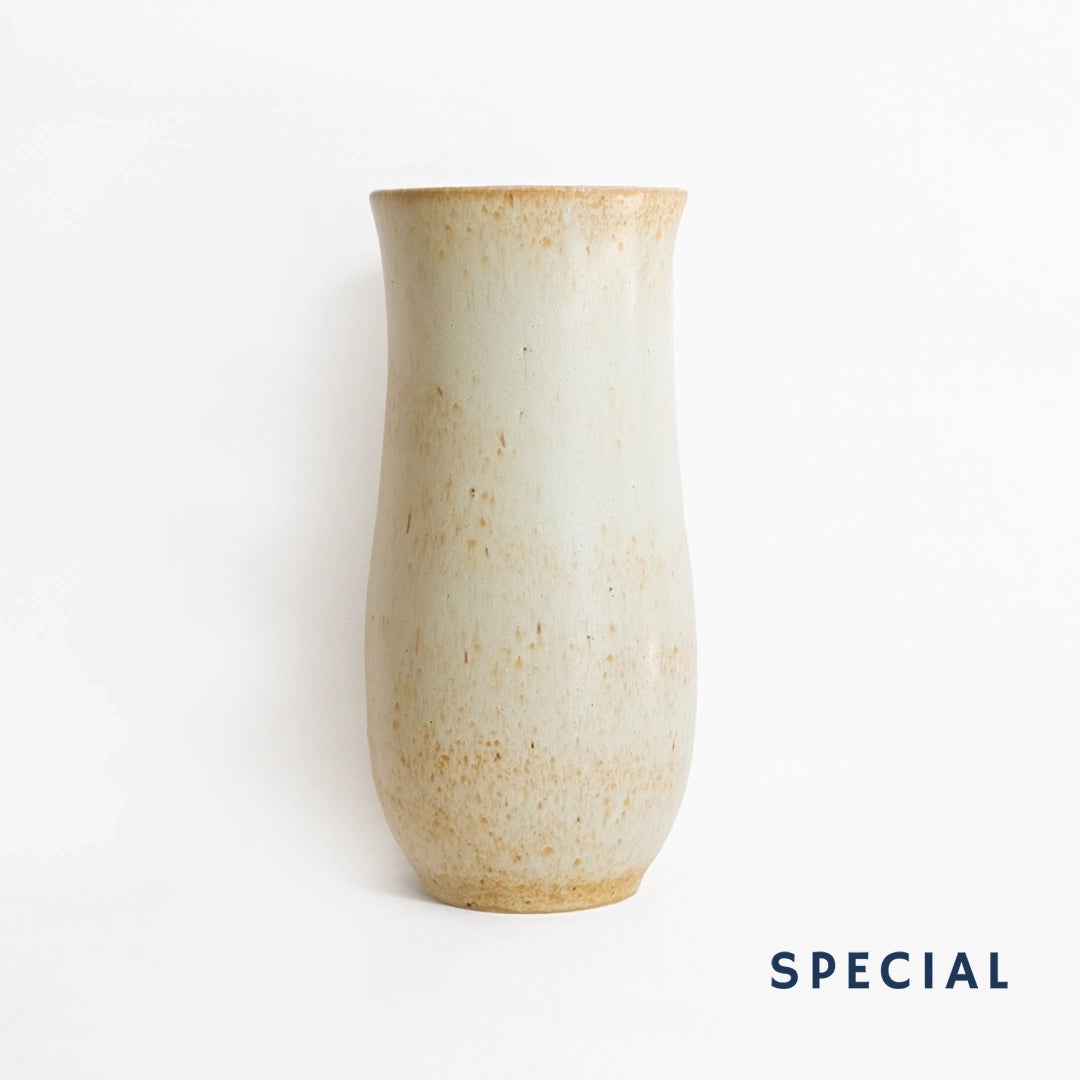 El yapımı stoneware sütun vazo, krem — stüdyo çekimi