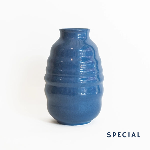 El yapımı stoneware bombeli vazo, mavi — stüdyo çekimi
