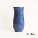 El yapımı stoneware sütun vazo, mavi — stüdyo çekimi