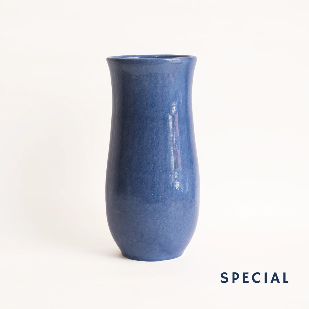 El yapımı stoneware sütun vazo, mavi — stüdyo çekimi