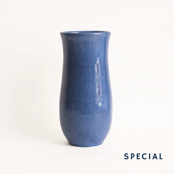 El yapımı stoneware sütun vazo, mavi — stüdyo çekimi