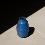 El yapımı stoneware bombeli vazo, mavi