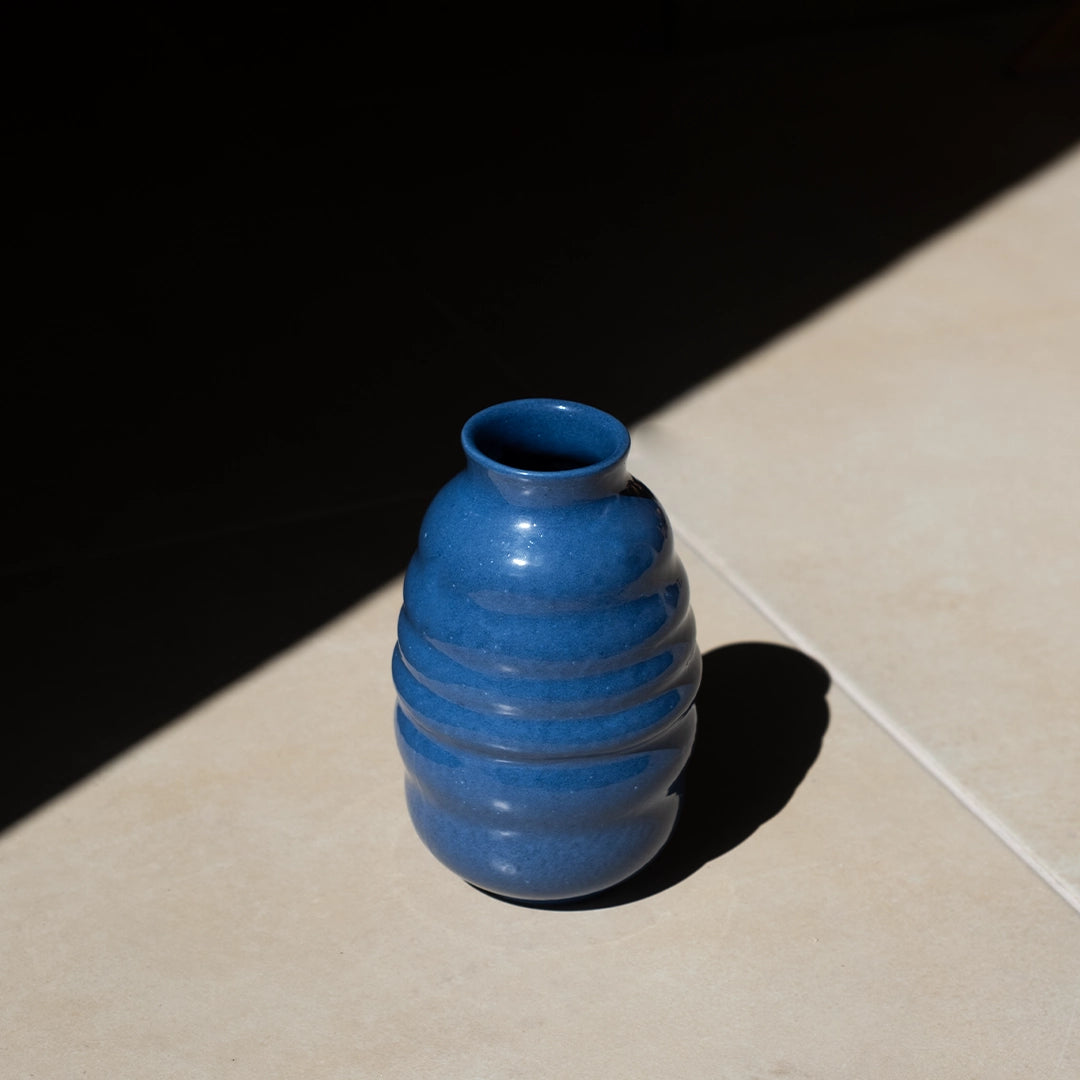 El yapımı stoneware bombeli vazo, mavi