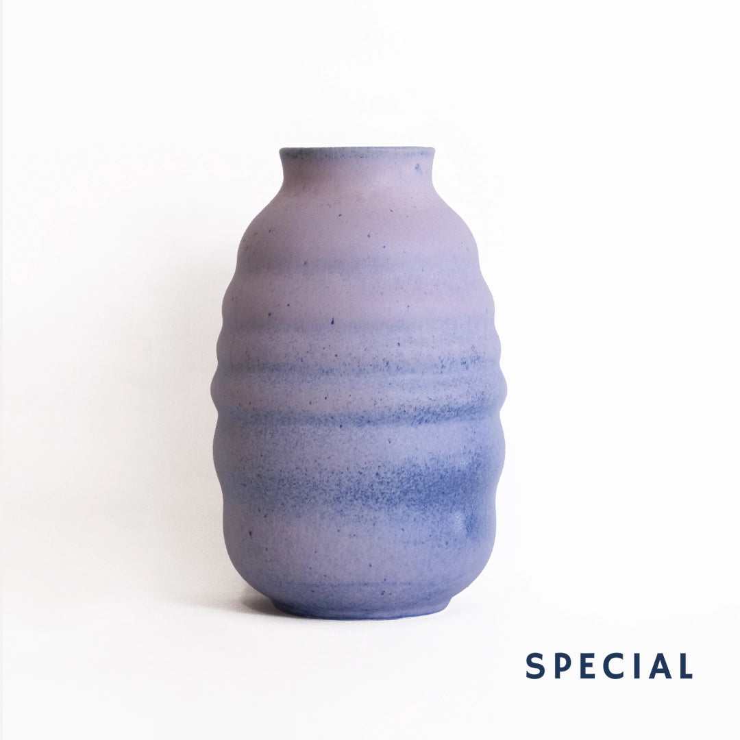 El yapımı stoneware bombeli vazo, mor — stüdyo çekimi