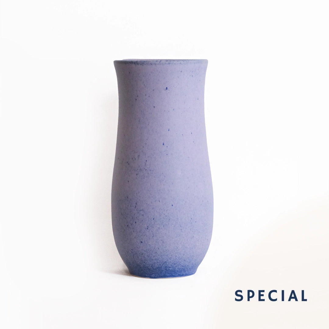 El yapımı stoneware sütun vazo, mor — stüdyo çekimi