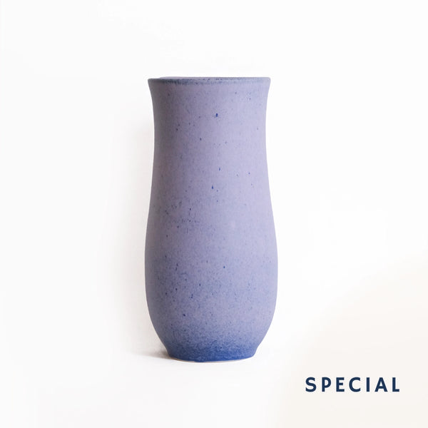 El yapımı stoneware sütun vazo, mor — stüdyo çekimi