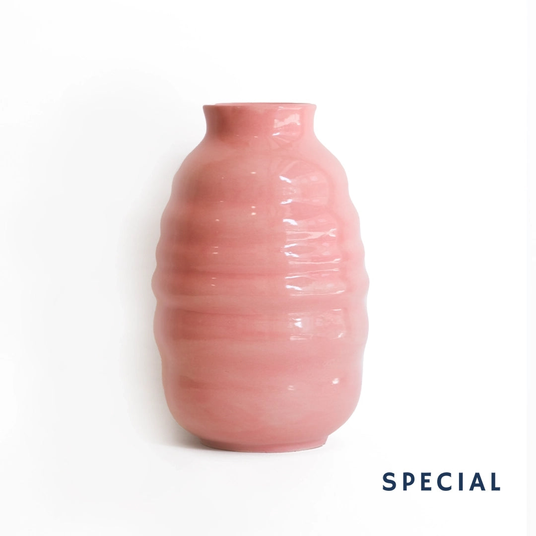 El yapımı stoneware bombeli vazo, pembe — stüdyo çekimi