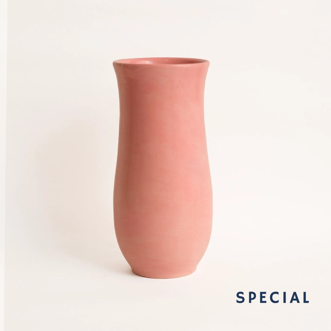 El yapımı stoneware sütun vazo, pembe — stüdyo çekimi