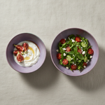 Sümbül set: küçük bowlda incirli yoğurt, büyük bowlda salata