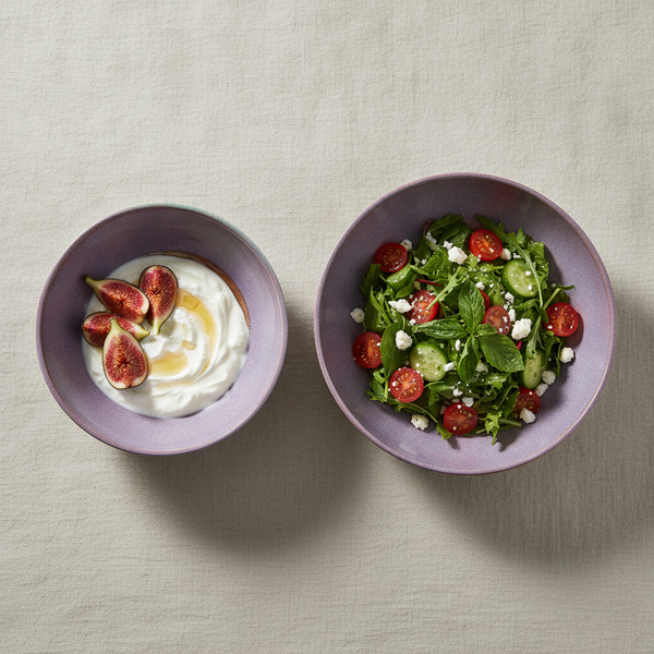 Sümbül set: küçük bowlda incirli yoğurt, büyük bowlda salata