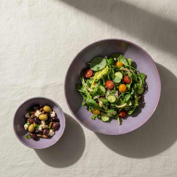 Sümbül bowl ve yayvan bowl bir arada, keten örtü üzerinde