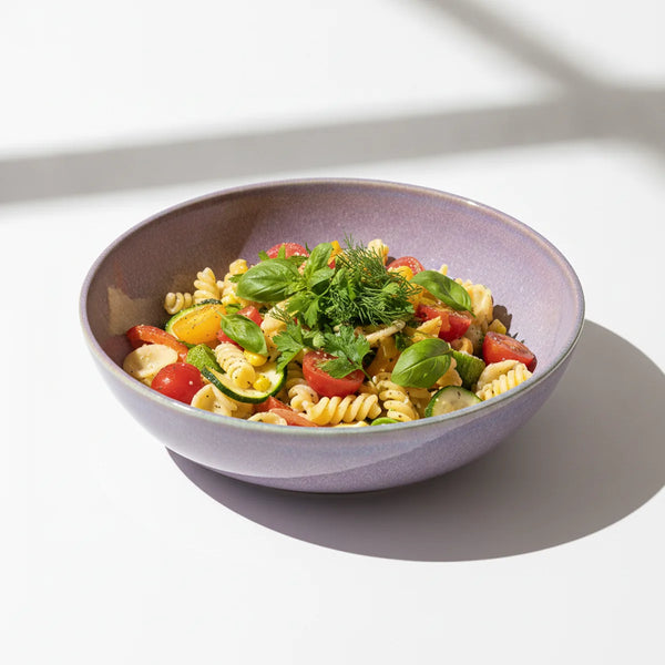 Reaktif sırlı Sümbül yayvan bowl, içinde makarna salatası