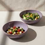 Sümbül yayvan bowl içinde zeytinli salata, keten örtü üzerinde