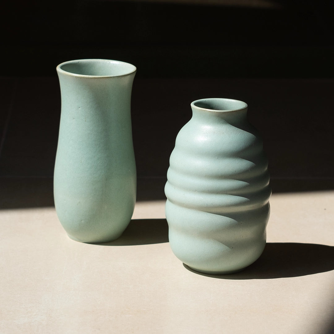 El yapımı stoneware bombeli vazo, su yeşili
