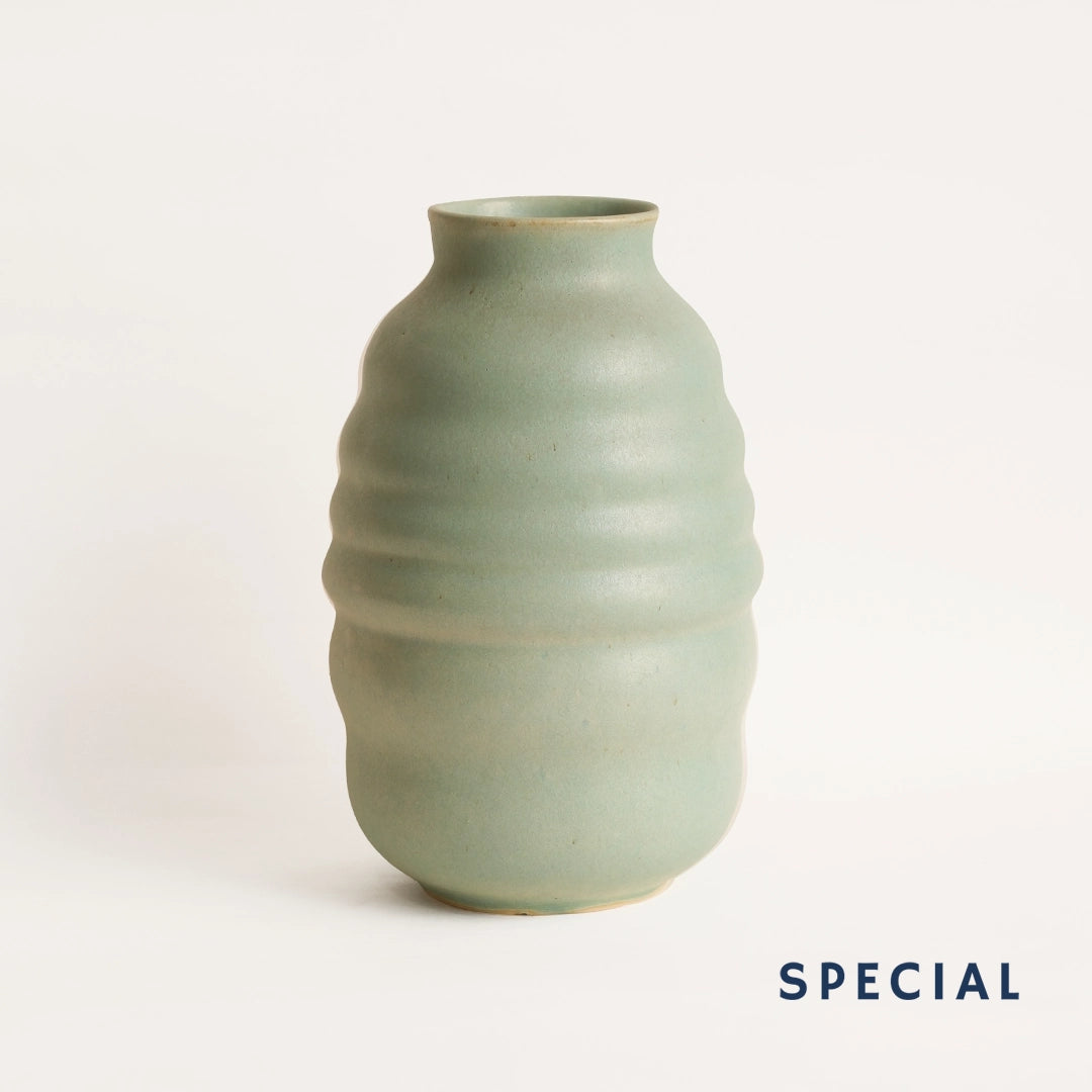El yapımı stoneware bombeli vazo, su yeşili — stüdyo çekimi