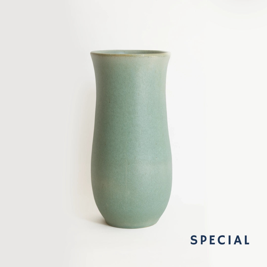 El yapımı stoneware sütun vazo, su yeşili — stüdyo çekimi
